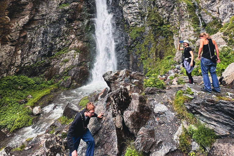 Kazbegi: Gveleti Waterfalls Private Tour with 4x4