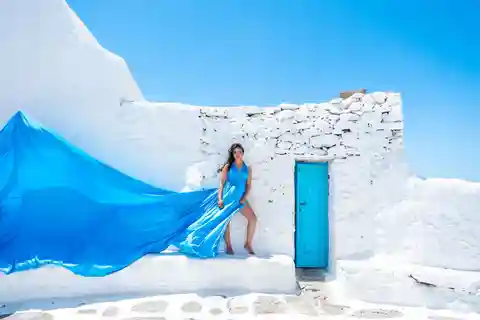 Servizio fotografico con abito volante a Mykonos