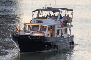 Sevilla: Yachtfahrt mit Flamenco-Livemusik, Tapas und Getränken