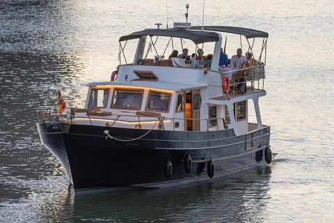 Seville: Flamenco life music Yacht Cruise, Tapas & Drinks Private Yacht Flamenco life music Cruise, Wine beers & tapas