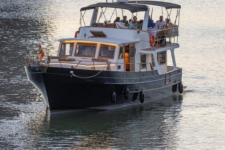 Seville: Flamenco life music Yacht Cruise, Tapas & Drinks Private Yacht Flamenco life music Cruise, Wine beers & tapas