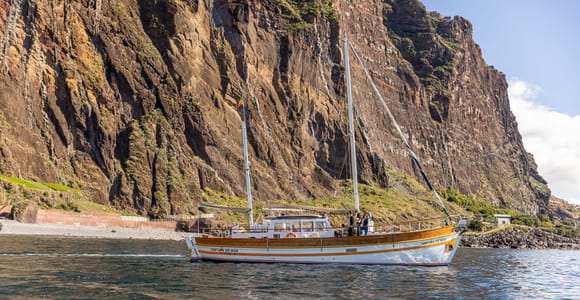 Funchal: Sonnenuntergang an der Küste von Madeira auf einem Segelboot