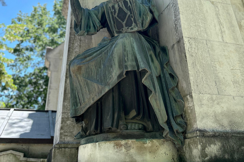 Bucharest: Bellu Cemetery Walking Tour with Guide