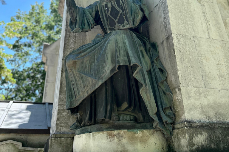Bucharest: Bellu Cemetery Walking Tour with Guide