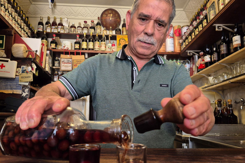 Tour gastronómico em pequenos grupos em Lisboa: coma e beba como um localTour gastronómico com guia inglês