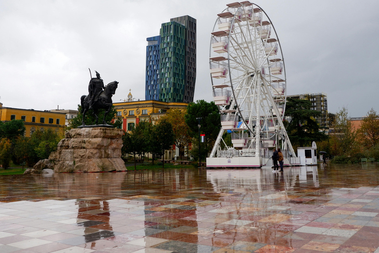 Excursão a pé por Tirana e teleférico para Dajti / com ingresso incluído