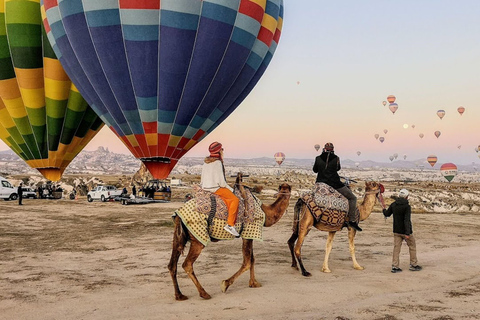 Desde Capadocia: Excursión de un día a camello al amanecer o al atardecer