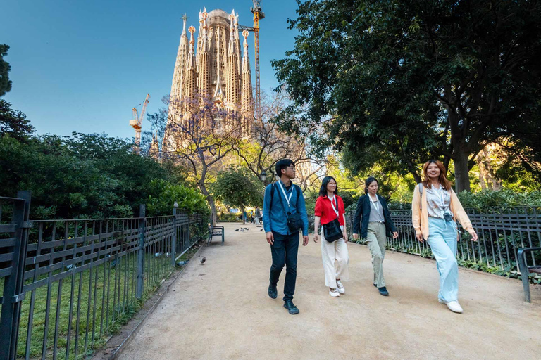 Descubre la Sagrada Familia: Diseños de Gaudí y exposiciones en museos