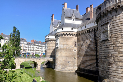 Nantes: Professional tour of the Château des ducs de Bretagne – ramparts, courtyard, moat