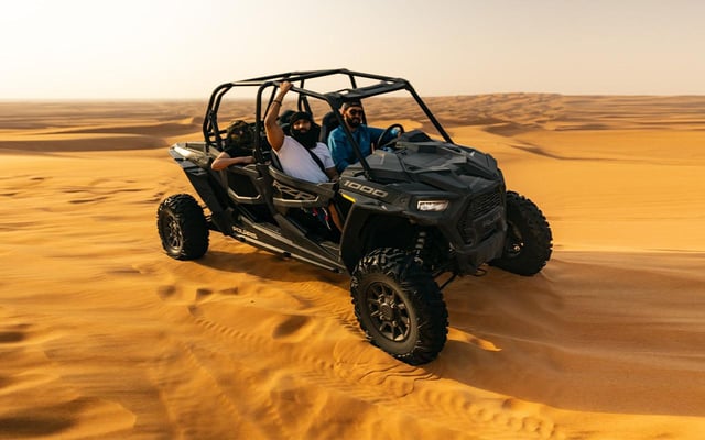 Dubai: Conducción en dunas en buggy, Sand Boarding, paseo en camello y espectáculo