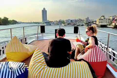 Bangkok: Chao Phraya Booze Cruise With Unlimited Drinks