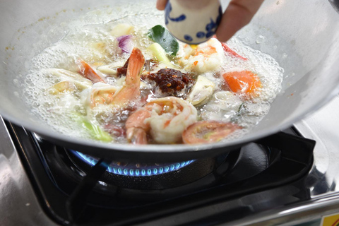 Bangkok: Praktyczne warsztaty gotowania tajskiego i wycieczka po targu w SathonBangkok: Praktyczne warsztaty gotowania tajskiej kuchni i wycieczka po targu w dzielnicy Sathon