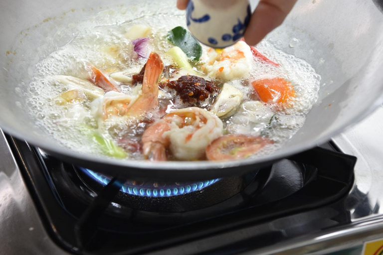 Bangkok: Praktyczne warsztaty gotowania tajskiego i wycieczka po targu w SathonBangkok: Praktyczne warsztaty gotowania tajskiej kuchni i wycieczka po targu w dzielnicy Sathon