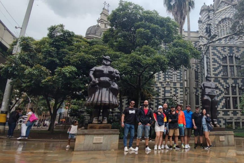 Medellin: Comuna 13 Graffiti Tour with Cable Car Ride