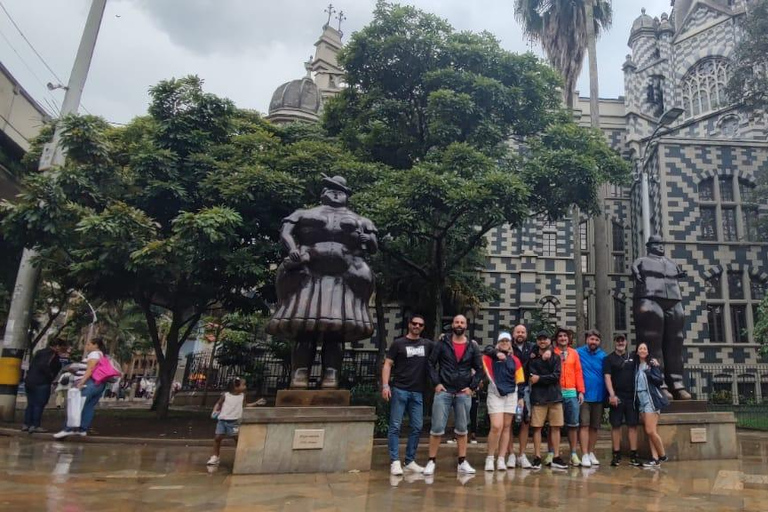 Medellin: Comuna 13 Graffiti Tour with Cable Car Ride