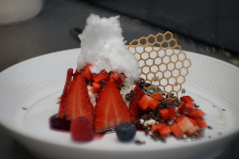 عشاء رومانسي على ضوء الشموع مع كريمون، 5 أطباق مع النبيذتناول الطعام