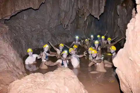 Phong Nha: Tour della Grotta del Paradiso e della Grotta Oscura e pranzo di un giorno intero