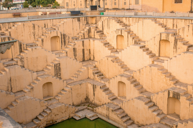 Delhi : excursion de 5 jours dans le Triangle d&#039;Or avec un guide germanophoneExcursion de 5 jours avec hébergement dans des hôtels 4 étoiles