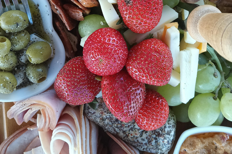 Passeio de barco romântico com vinho e queijo ou jantar surpresaPasseio de barco romântico com vinho e queijo, avistamento de lobos marinhos
