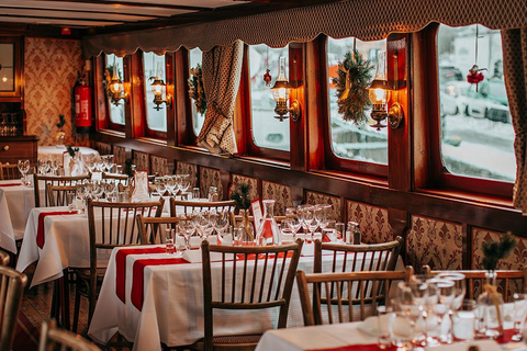 Estocolmo: crucero con almuerzo buffet navideño y vino calienteEstocolmo: crucero navideño con almuerzo buffet y vino caliente