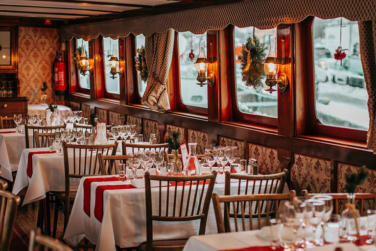 Estocolmo: crucero con almuerzo buffet navideño y vino calienteEstocolmo: crucero navideño con almuerzo buffet y vino caliente