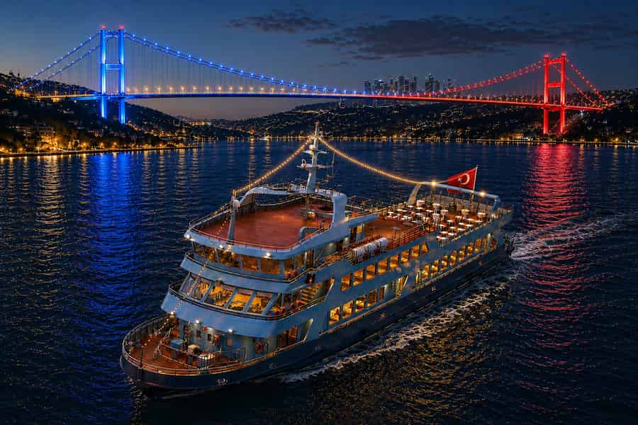 Istanbul: Bosporus-Dinner-Bootsfahrt & türkische Abendshow. Foto: GetYourGuide