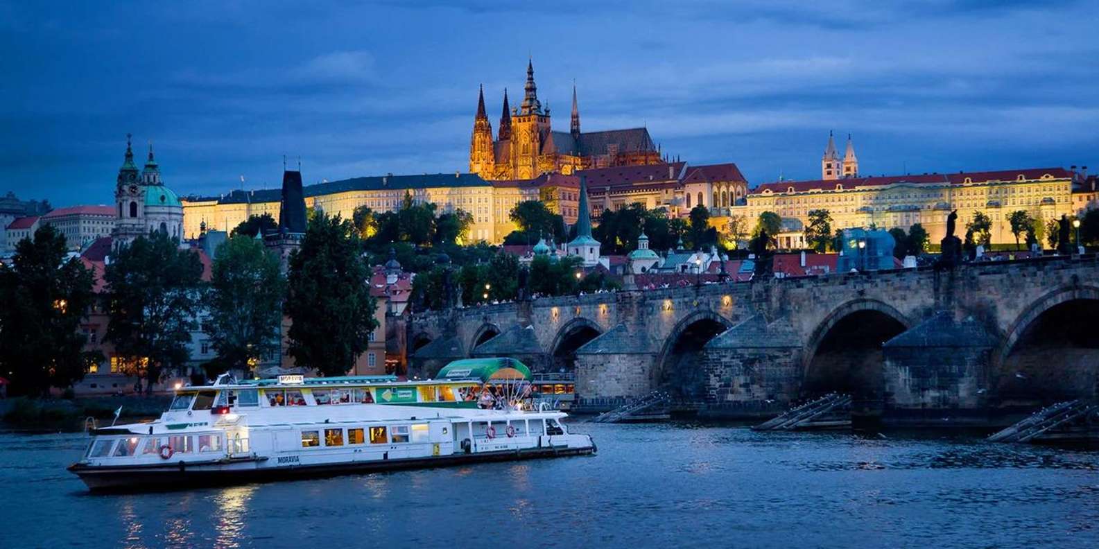 Prag: večernje krstarenje rijekom Vltava uz večeru | GetYourGuide