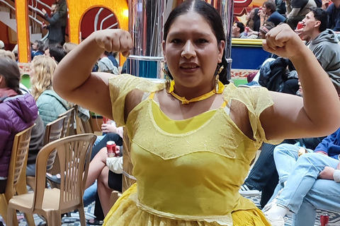 Espectáculo de lucha libre de cholitas con servicio de recogida, aperitivos y recuerdo.Espectáculo de lucha libre cholita con servicio de recogida, aperitivos y recuerdo