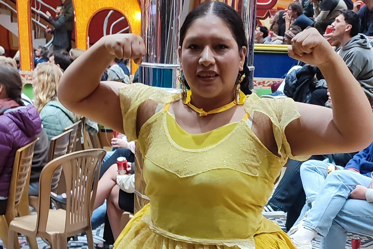 Espectáculo de lucha libre de cholitas con servicio de recogida, aperitivos y recuerdo.Espectáculo de lucha libre cholita con servicio de recogida, aperitivos y recuerdo