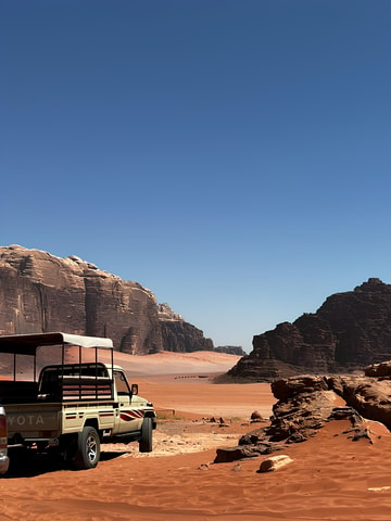 Wadi Rum: Half day 4x4 Tour with a Bedouine guide