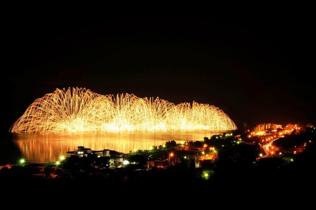 From Sapporo: Lake Toya Fireworks and Lake Shikotsu Tour