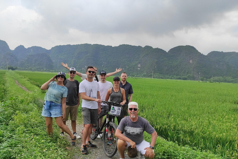 Trang An - Mua Cave - Hoa Lu - Cykling - besök hos lokal familj