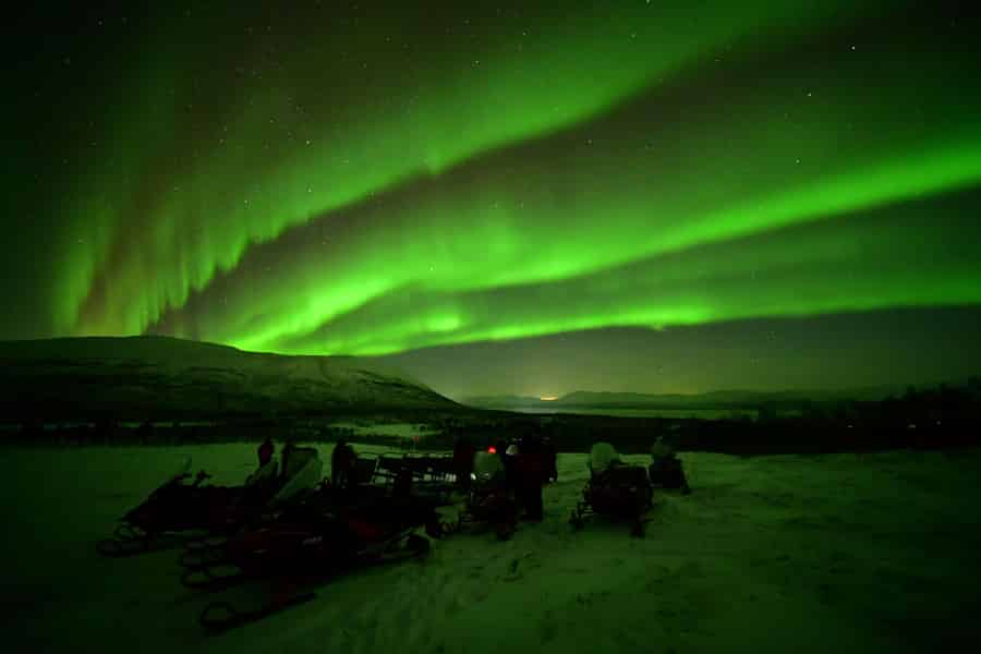 Abisko: Aurora Chasing mit Schneemobilen. Foto: GetYourGuide