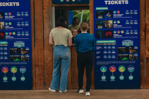 WAITOMO GLOWWORM &amp; RUAKURI CAVES - TOUR PARTICULAR SAINDO DE AUCKLAND