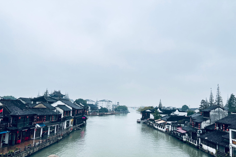 Shanghai: Zhujiajiao Water Town Tour & Acrobatics Show