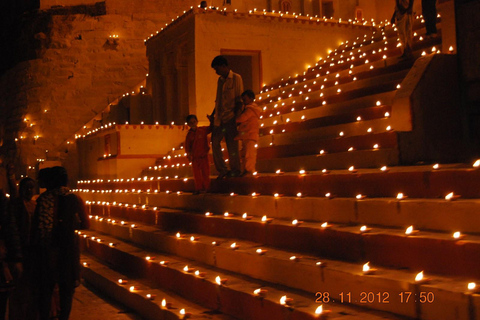 Varanasi Day Tour - bateau, marche, temple de yoga, lutteVisite de Varanasi