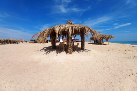 Hurghada: Dolfijnen, snorkelen &amp; Magawish Eiland Jachttocht