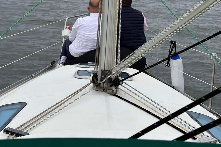 لشبونة: رحلة بحرية رومانسية عند غروب الشمس مع النبيذ والتاباس البرتغالي