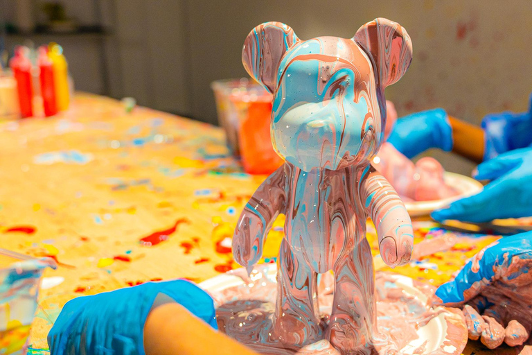Color Room Lyon: Fun Pouring Painting Experience Classic Pouring Painting