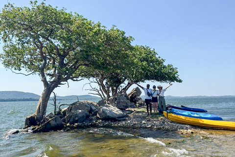 Sigiriya to Trincomalee: Kayaking & Floating Restaurant Tour