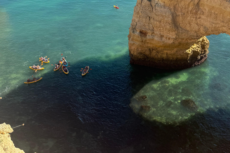 Benagil : Visite guidée en kayak à l&#039;intérieur des grottes et Praia da Marinha.