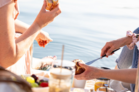Lucerne: Pedalo Picnic with Breakfast on Lake Lucerne