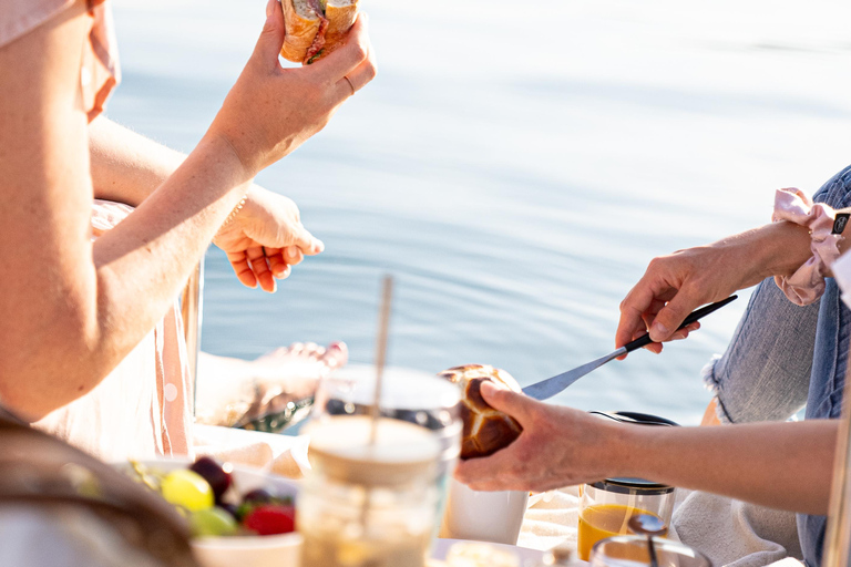 Lucerne: Pedalo Picnic with Breakfast on Lake Lucerne