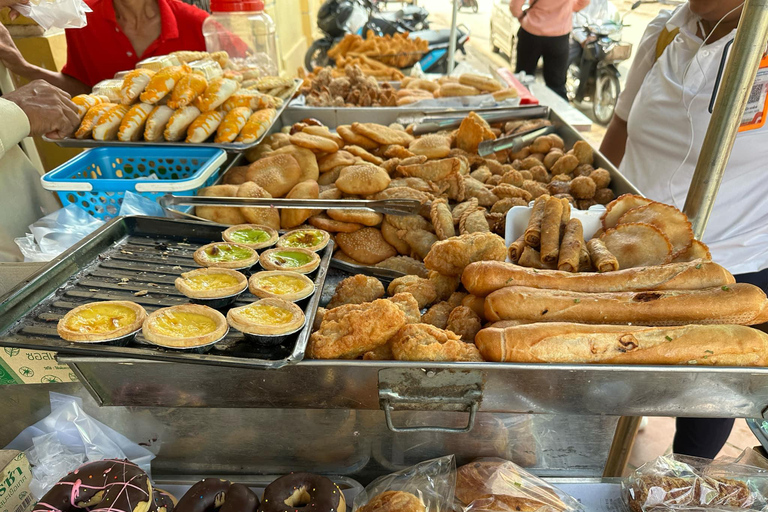 I piatti più iconici di Battambang Tour mattutino in tuk tukTour privato mattutino in tuk tuk alla scoperta dei piatti tipici di Battambang