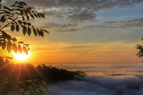 Yogyakarta: Alba a Magunan e tour in canoa alla spiaggia di DriniYogyakarta: alba a Magunan e tour in canoa sulla spiaggia di Drini