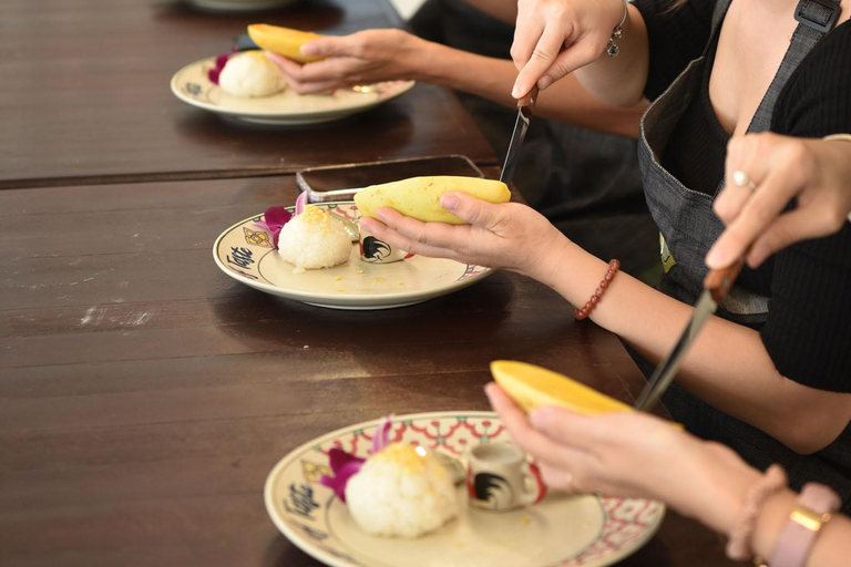 Bangkok: Praktyczne warsztaty gotowania tajskiego i wycieczka po targu w SathonBangkok: Praktyczne warsztaty gotowania tajskiej kuchni i wycieczka po targu w dzielnicy Sathon