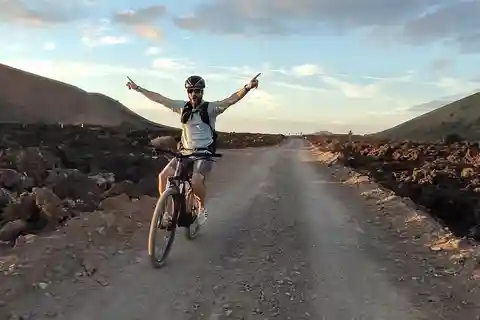 Lanzarote: Guided ebike tours around the volcanoes