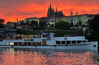 Abendliche Bootsfahrt durch Prag mit serviertem 3-Gänge-Menü
