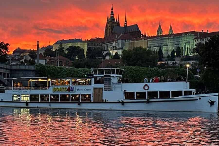 Abendliche Bootsfahrt durch Prag mit serviertem 3-Gänge-Menü. Foto: GetYourGuide