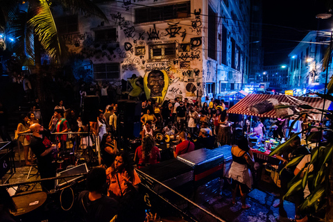 Rio de Janeiro: impreza samby w Pedra do Sal z caipirinhąRio de Janeiro: impreza samby Pedra do Sal z caipirinhas